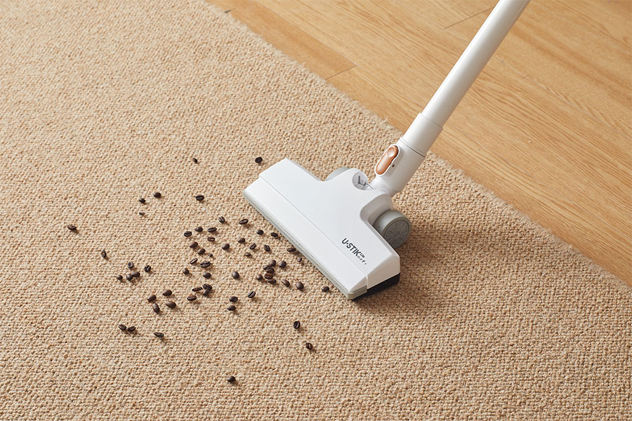 Vacuum cleaner dapat berjalan dan mengangkat kotoran pada permukaan karpet.